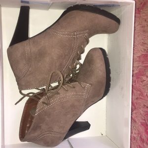 White Mountain heeled bootie